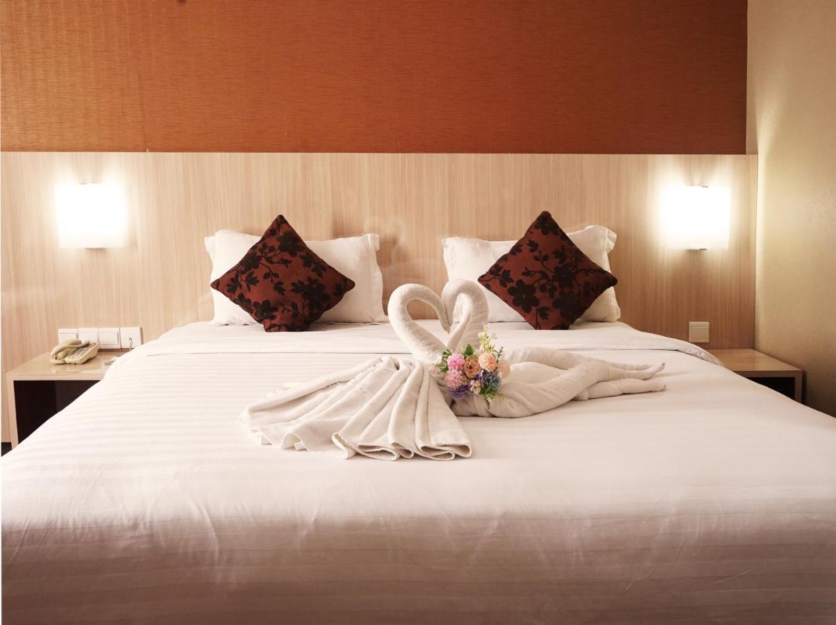 Grand Hatika Hotel Tanjung Pandan Exterior photo