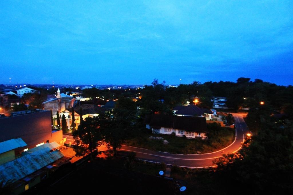 Grand Hatika Hotel Tanjung Pandan Exterior photo