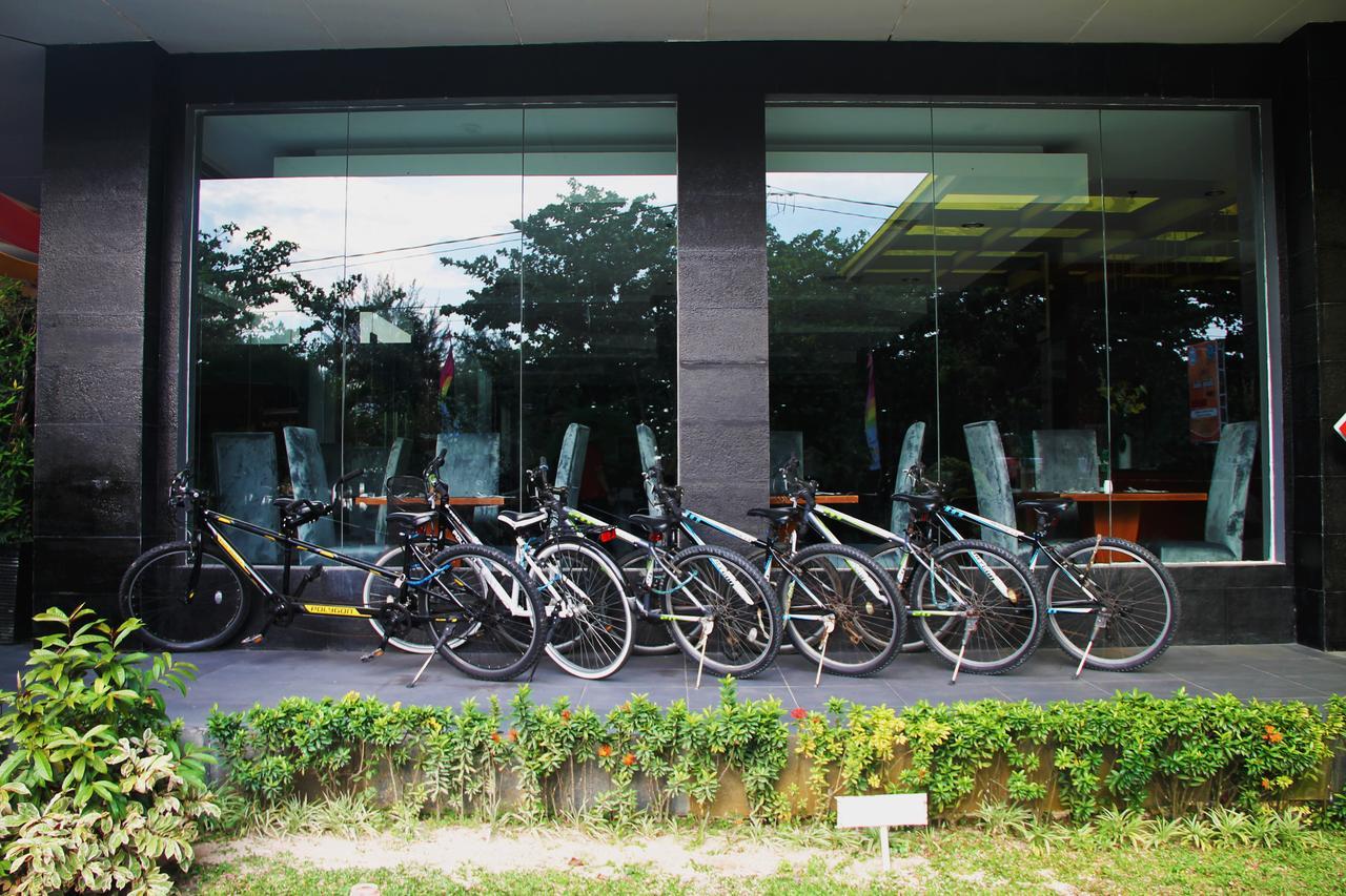 Grand Hatika Hotel Tanjung Pandan Exterior photo