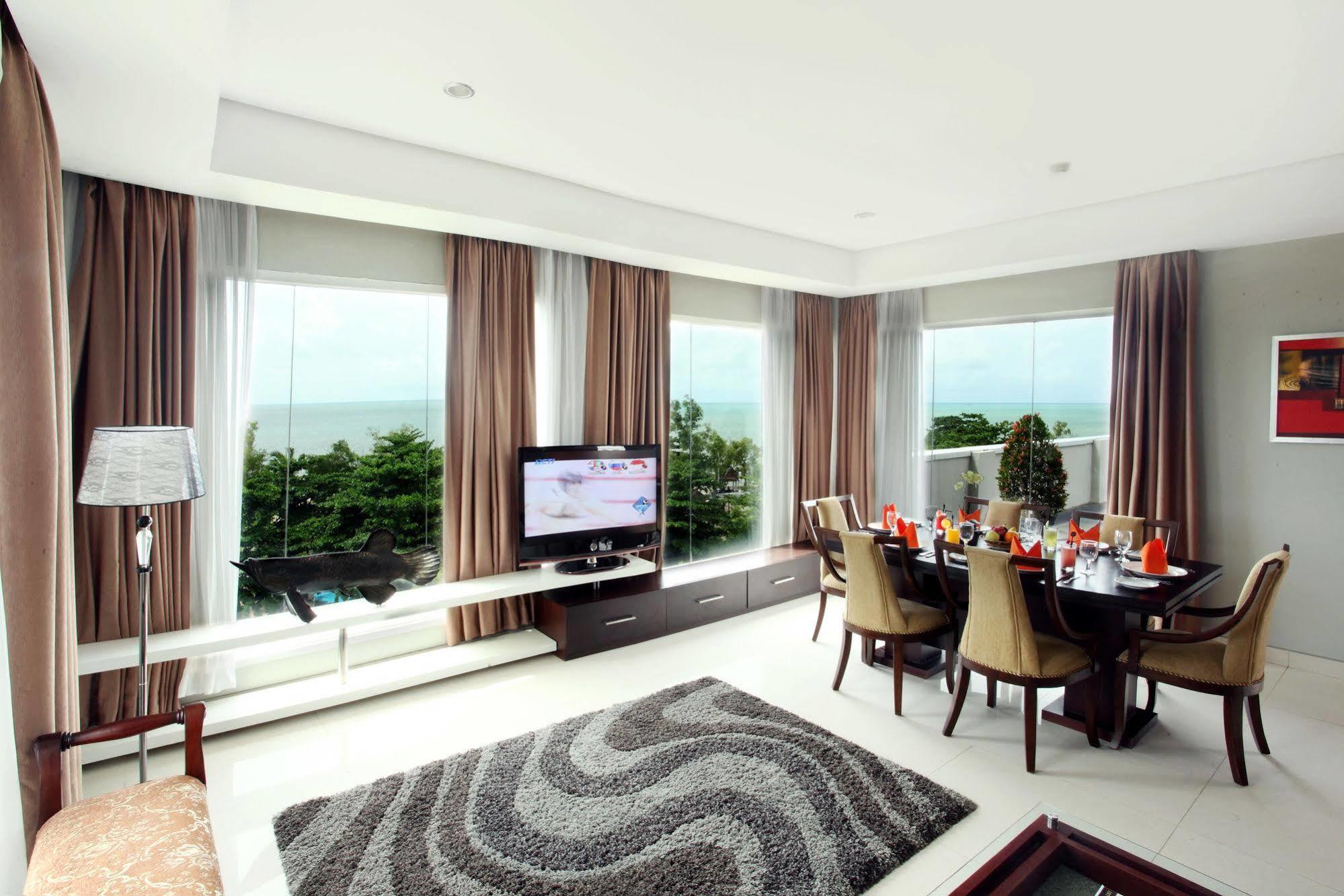 Grand Hatika Hotel Tanjung Pandan Exterior photo